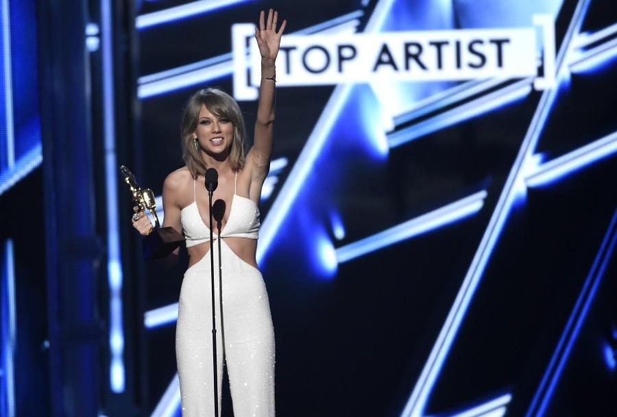 Taylor+Swift+accepts+the+award+for+top+artist+at+the+Billboard+Music+Awards+at+the+MGM+Grand+Garden+Arena+on+Sunday%2C+May+17%2C+2015%2C+in+Las+Vegas.