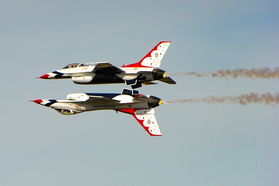 U.S.A.F.+Thunderbirds+flying+F-16C+Flying+Falcons