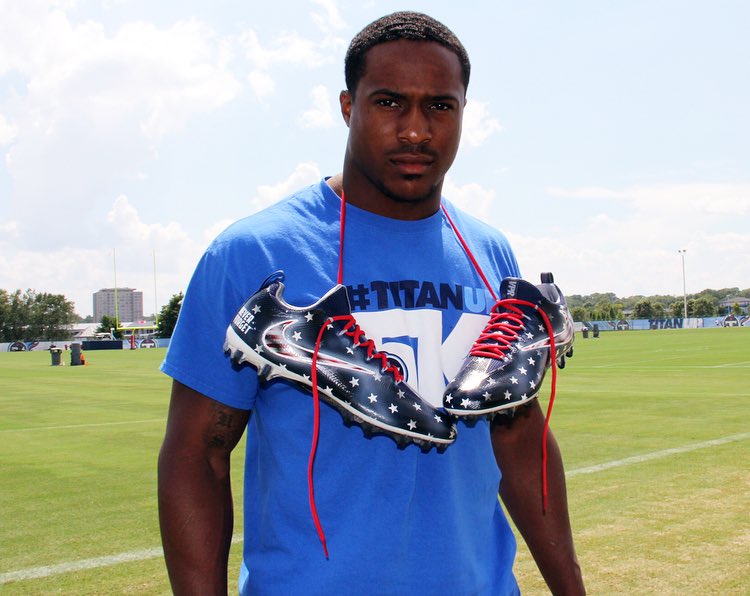 Avery Williamson linebacker for the Tennessee Titans with his questionable shoes.