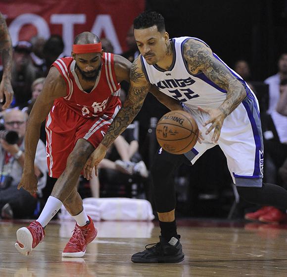 Houston Rockets guard Corey Brewer, left, defends Sacramento Kings guard Matt Barnes . (AP Photo/George Bridges)