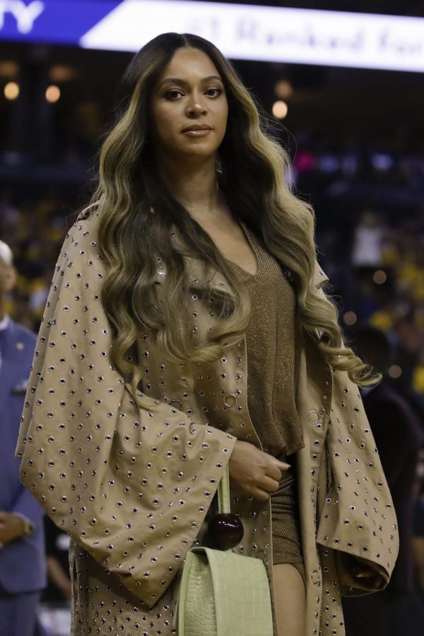 NBA Finals Raptors Warriors Basketball
Image ID : 19157080268281
Beyonce walks to her seat during the first half of Game 3 of basketballs NBA Finals between the Golden State Warriors and the Toronto Raptors in Oakland, Calif., Wednesday, June 5, 2019. (AP Photo/Ben Margot)